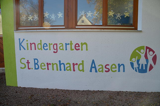 8924Für Neubürger unübersehbar und einladend das, Firmenschild des Aasener Kindergartens an der Käppelestraße.