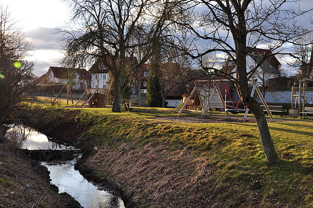 Am Mettenbach im Meßkircher Sassenage-Garten hat der Biber einen Damm gebaut. Das angestauten Wassers ist für spielende Kinder nicht ...