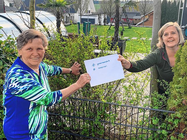 Durch das gemeinsame Hobby sind Christa Jehle (links) und Denise Alber vom Kreutzer-Chor Meßkirch trotz derzeit verordneter Probenpause ...