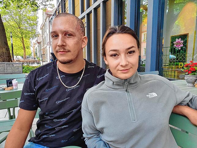 Der Konstanzer Robin Schellinger mit seiner Schweizer Freundin Seraina Oliva – die Narben im Gesicht des 21-Jährigen sind auch ...