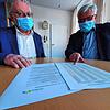 Tannheims Klinik-Geschäftsführer Roland Wehrle (links) und Thomas Müller bilanzieren Mitte Januar 2022 die Corona-Monate &ndash; neue ...