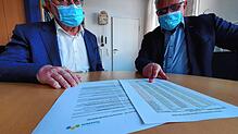 Tannheims Klinik-Geschäftsführer Roland Wehrle (links) und Thomas Müller bilanzieren Mitte Januar 2022 die Corona-Monate &ndash; neue ...