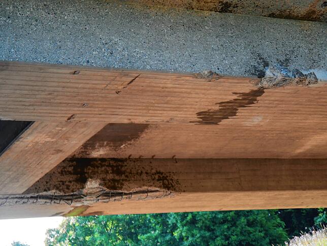 Wie groß die Wucht beim Aufprall war, zeigt dieses Bild: Die Ladung hat zum Teil Stahlstreben aus der Brücke gerissen.
