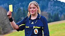 Klare Ansage: Die 14-jährige Selina Ebner vom SV Todtmoos ist zwar erst seit einem Jahr als Schiedsrichterin auf den Fußballplätzen der ...