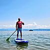 Frank Kasten verleiht SUPs in Immenstaad. Hier ist der selbst auf dem Wasser unterwegs.