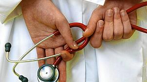 Zum Facharzt in die Schweiz? Der Schweizer Gesundheitsmarkt kann auch für gesetzliche Versicherte aus Deutschland zugänglich sein, sogar ...