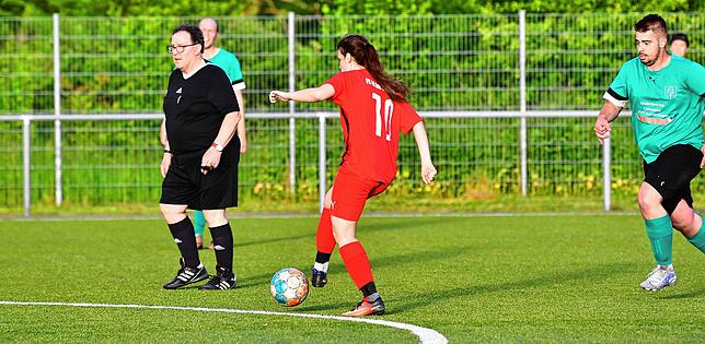 Bild 3: Mira Franzen spielt Fußball bei den Männern des FC 08 Bad Säckingen II – wir haben Fotos!