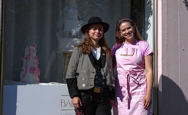 Anne Blatter-Miredin und Dorothea Vetter vor Backstube Babobaker in Gottmadingen.