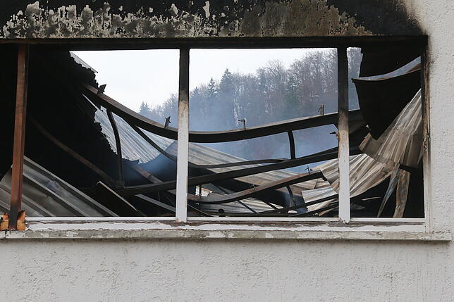 Blick in die ausgebrannte Halle: Durch die Hitze des Feuers haben sich die Metallträger der Dachkonstruktion durchgebogen.
