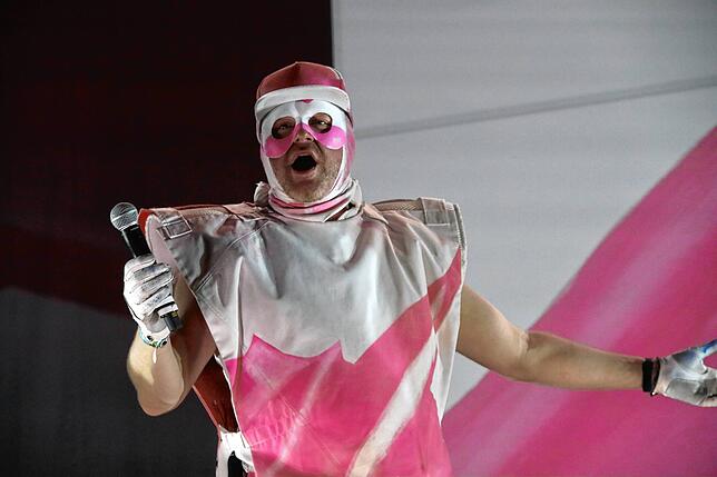 Bild 14: Bilder von Deichkind auf dem Southside 2022