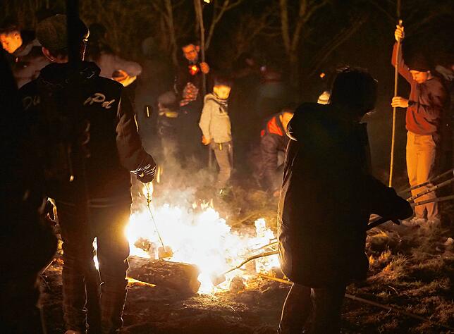 Aufgewärmt: An mehreren kleinen Feuern wurde sich aufgewärmt und die Scheiben zum Glühen gebracht, bevor es wieder ans Scheibenschlagen ...