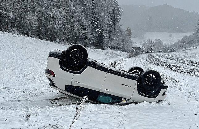 Bei Brittnau (Aargau) landete ein Auto auf dem Dach.