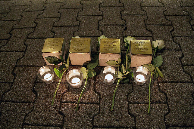 Bild 6: Stolpersteine gegen das Vergessen: 40 Menschen gedenken der Familie Schwarz in der Villinger Gerberstraße