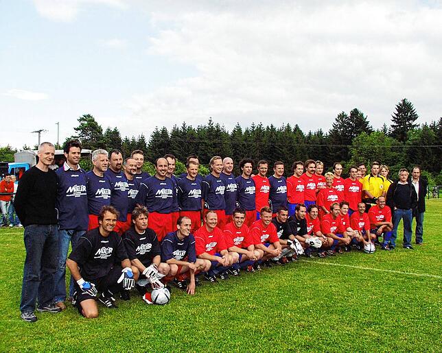 Im Jahr 2005 traf sich das Traditionsteam des FV Donaueschingen zu einem Spiel in Grüningen. Auch damals standen einige einstige ...