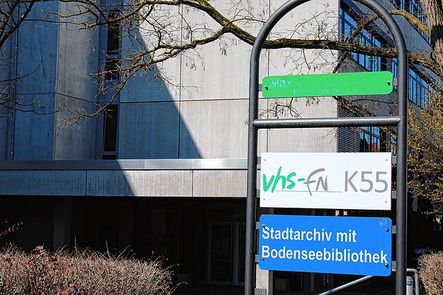 Das grüne Schild Max-Grünbeck-Haus ist schon kaum mehr lesbar. Doch eine komplette Umbenennung des Hauses stand nie im Raum.