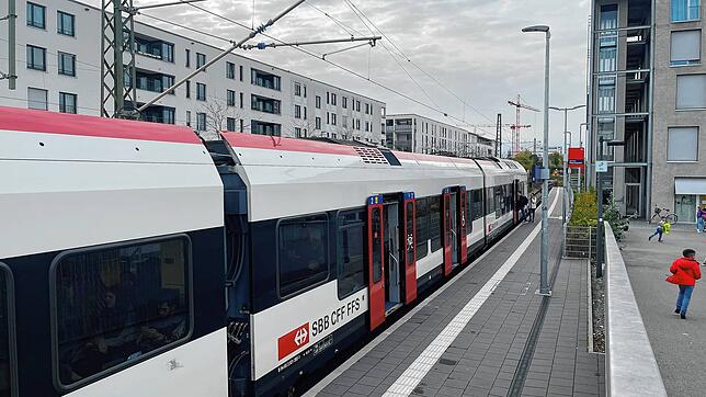 (Archivbild) Hier auf Gleis 1 am Petershausener Bahnhof ist am Donnerstag, 17. Oktober, eine Person in einem Zug verstorben. Unser Bild ...