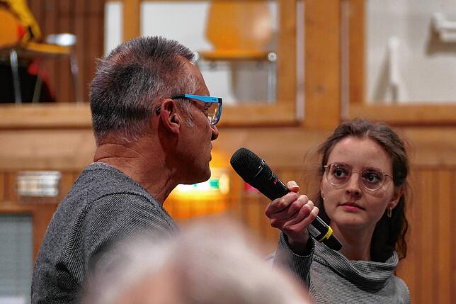 Aus dem Publikum kamen kritische Nachfragen – insbesondere zum Verkehrsaufkommen in den einzelnen Ortschaften. | Bild: Heinrich Sturm