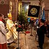 Erzbischof Stephan Burger segnet die neue Standarte der Vereinigung Schwäbisch-Alemannischer Narrenzünfte.