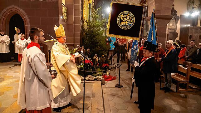 Erzbischof Stephan Burger segnet die neue Standarte der Vereinigung Schwäbisch-Alemannischer Narrenzünfte.