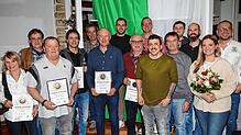 Die in der Hauptversammlung Geehrten und die neu gewählten Mitglieder des Vorstandes des FC Alemannia Unterkirnach stellen sich nach der ...