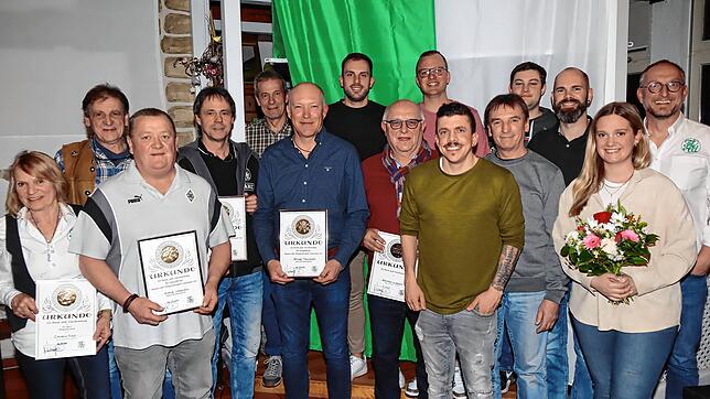 Die in der Hauptversammlung Geehrten und die neu gewählten Mitglieder des Vorstandes des FC Alemannia Unterkirnach stellen sich nach der ...