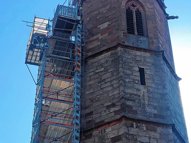 Wer genau hinsieht, erkennt einen großen Riss an der Fassade des Nordturms.