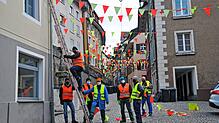 Die Mitglieder der Narro-Altfischerzunft hat die Laufenburger Altstadt mit Wimpeln in den Stadtfarben geschmückt.