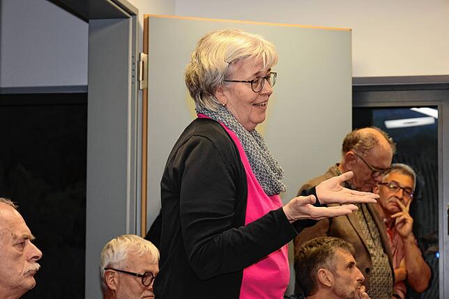 Birgit Kodet fragt in der Gemeinderatssitzung nach, ob im Brandfall beim geplanten Recycling-Betrieb in Unterkirnach Schadstoffe ...