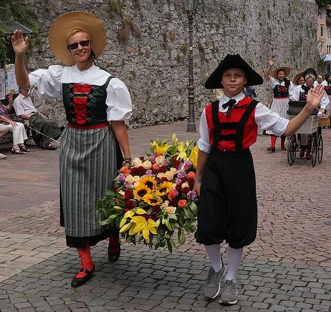 Schön mit Blumenschmuck: Die Klettgauer Heimattracht führt beim Umzug ein schönes Blumenbukett mit.