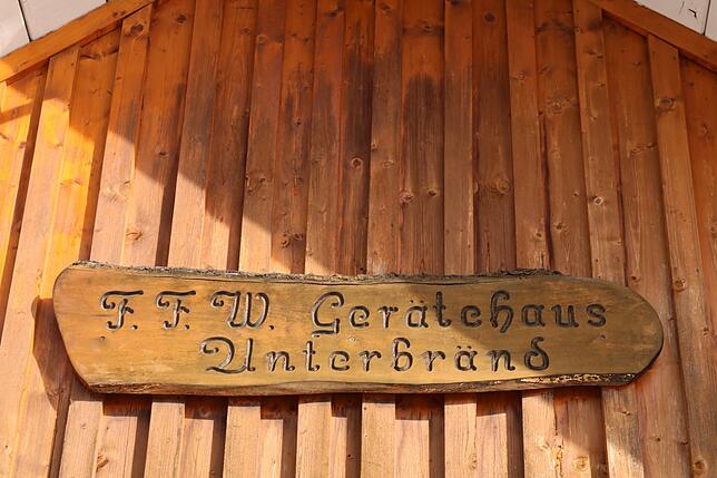 Mit mit viel Liebe zu Holz und zum Detail: Dieses Schild hängt am Feuerwehrgerätehaus Unterbränd.