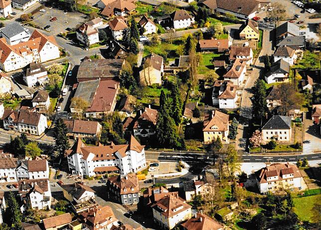 Ende der 1990er sah so der Blick auf das heutige Lidl-Areal aus. In der Mitte ist das Douglas&lsquo;sche Forsthaus zu sehen. Links in ...