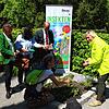Die letzten Pflanzen auf dem Grabfeld werden noch von Syvia Pilarsky-Grosch (BUND Landesvorsitzende)(rechts) und Oberbürgermeister Bernd ...