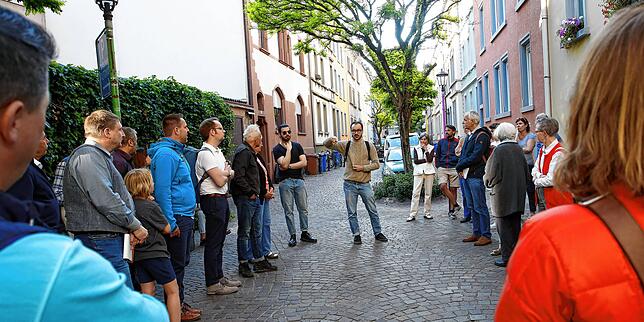Er allein bricht eine Lanze für die Chill-Oasen in der Zogelmannstraße: Laurenz Rubl (Mitte) hat damit in Wien gute Erfahrungen gemacht.