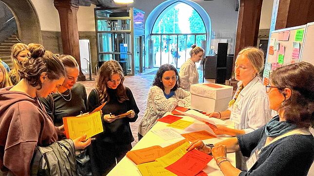 So geht Wahl: Mitarbeiterinnen der Stadtverwaltung informieren bei einer Veranstaltung für Jung- und Erstwähler im Konzil, wie das mit ...