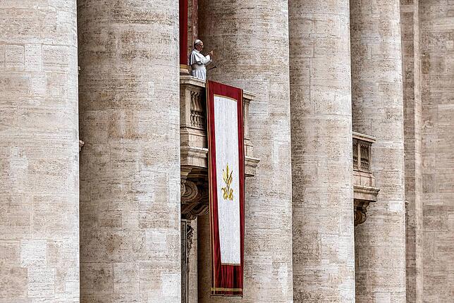 Papst Leo XIV. steht auf dem Mittelbalkon des Petersdoms bei seinem ersten Sonntagssegen. Vom Balkon des Petersdoms spricht der erste ...