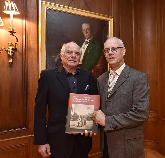 Bild 16: Buchvorstellung im Schloss: Heinrich Fürst zu Fürstenberg präsentiert das Werk über seinen Urgroßvater Max Egon II