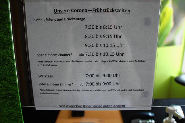 Frühstück zu vorgegebenen Zeiten im Speisesaal. Auch besteht die Möglichkeit, dass die Gäste ihr Frühstück auf dem Zimmer einnehmen können.