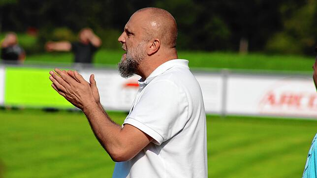 Ist mit seinem Team am Wochenende spielfrei: DJK Villingens Trainer Adrian Schade.
