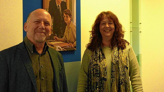 Die Geschäftsführer der Markdorfer Schaudt GmbH, Armin Steinmetz und Barbara Härle. Im Hintergrund sind auf einem Bild die Firmengründer ...