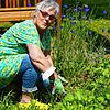 Irmgard Weggler, Betreuungsassistentin im Emil-Sräga-Haus, leitet das Gartenprojekt. Kinder und Senioren kommen hier zusammen &ndash; ...