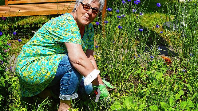Irmgard Weggler, Betreuungsassistentin im Emil-Sräga-Haus, leitet das Gartenprojekt. Kinder und Senioren kommen hier zusammen &ndash; ...
