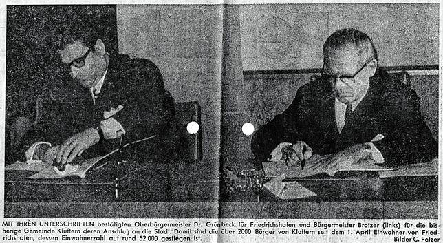 Bürgermeister/Ortsvorsteher Kurt Brotzer (links) und Oberbürgermeister Max Grünbeck unterzeichnen am 5. April 1972 im Friedrichshafener ...