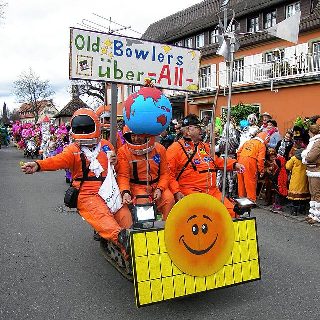 Bei der Fasnacht in Reichenau sind sie eine sichere Bank. Die Old Bowlers diesmal „Über All“ unterwegs.