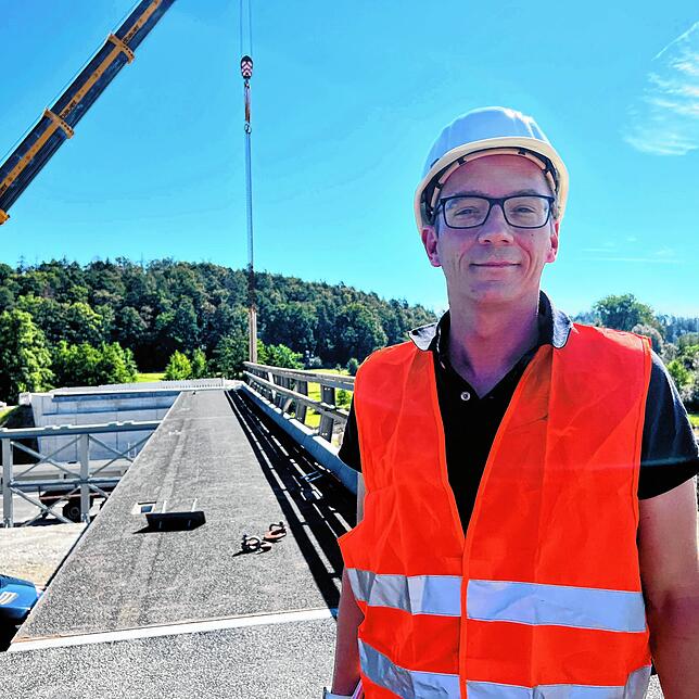 Tobias Maroni, Pressesprecher des RP und der Neubauleitung Singen, steht vor einem Teil der neuen Behelfsbrücke.