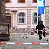 Ein Delaborierer aus Stuttgart nähert sich am Mittwoch, 17. Juli, mit einem mobilen Röntgengerät dem verdächtigen Päckchen auf dem ...