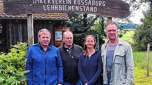 Sie lenken die Geschicke des Imkervereins Küssaburg (von links): Rainer Rutschmann, stellvertretender Vorsitzender, Kassierer Jürgen ...