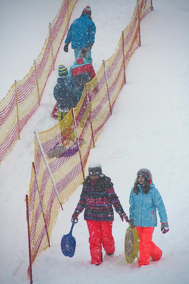 Rodler und Skifahrer freuen sich, dass nun auch der Skilift in Schonach läuft.