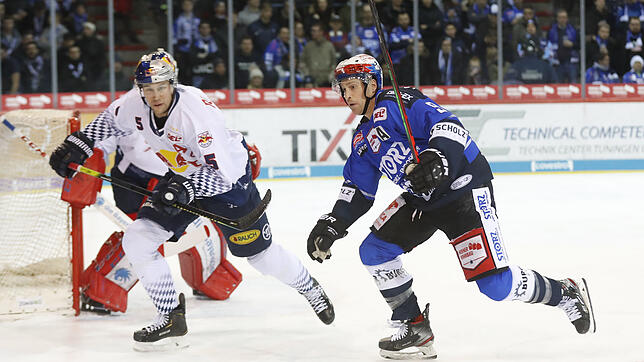 Schwenningens Stürmer Mike Blunden (rechts), hier im Duell mit dem Münchner Keith Aulie, sorgte in Minute 56 mit seinem Treffer zum 2:0 ...
