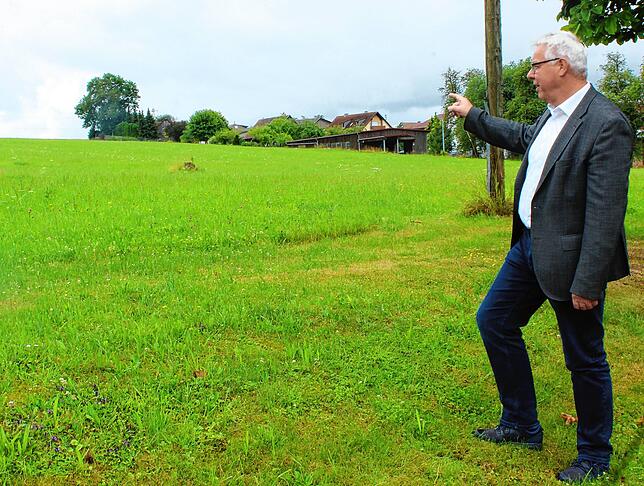 Hier sollen im Herbst die Erschließungsarbeiten des Baugebietes „Letten“ in Sauldorf beginnen. Noch zeigt Bürgermeister ...