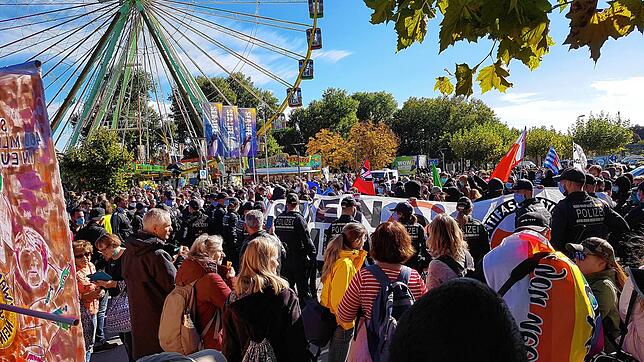 Sonntag Nachmittag: Querdenker, Polizei und Antifa treffen aufeinander. Kurz war die Lage angespannt, doch die Polizei konnte die ...